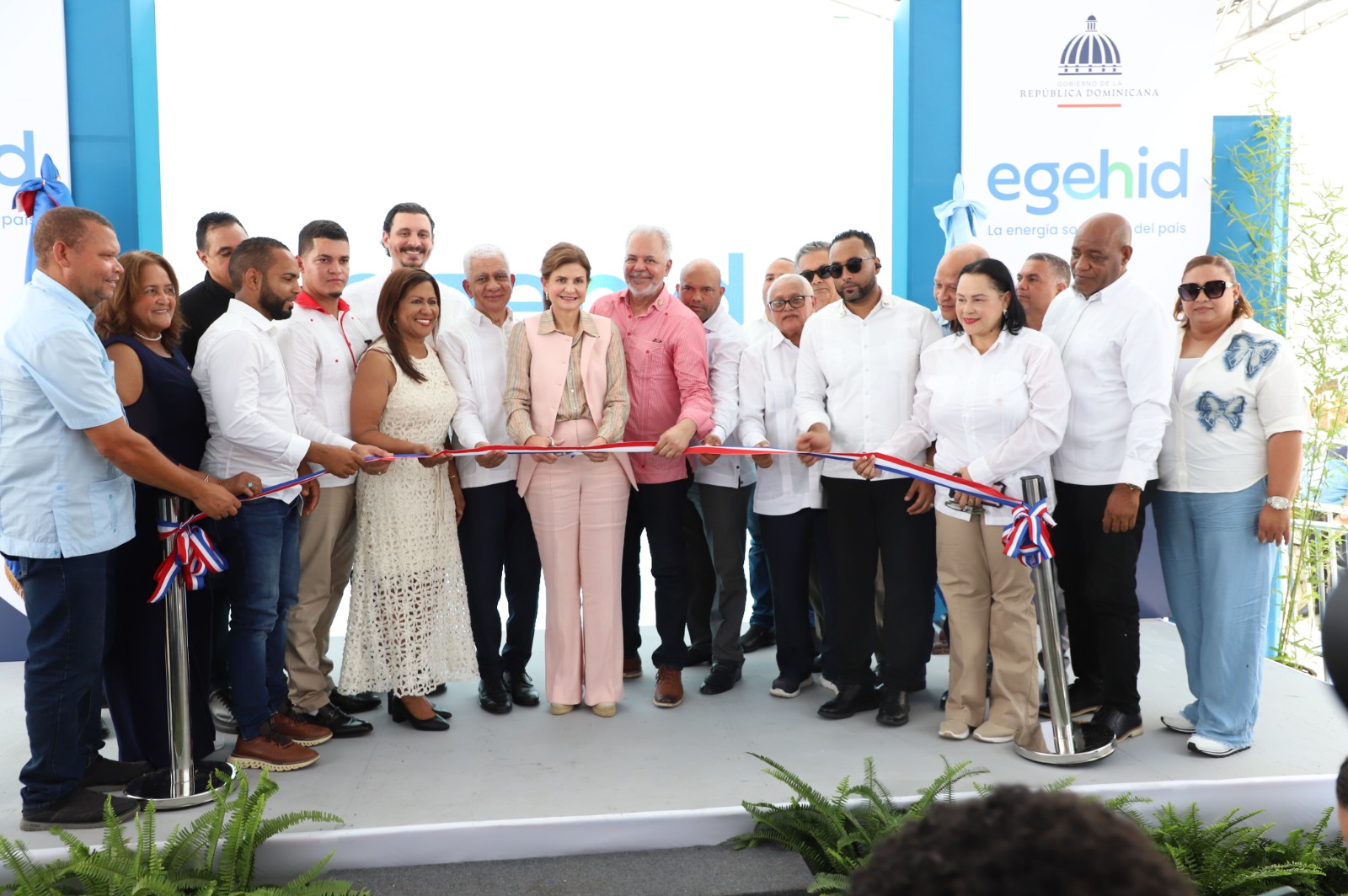 SÁNCHEZ RAMÍREZ (R. Dominicana).- Con la presencia de la vicepresidenta de la República, Raquel Peña, la Empresa de Generación Hidroeléctrica Dominicana (EGEHID) entregó asfaltadas las calles de varios sectores del municipio de Villa la Mata y el distrito municipal de Hernando Alonzo, provincia de Sánchez Ramírez, que conllevaron una inversión de RD$ 551,626,494.13.