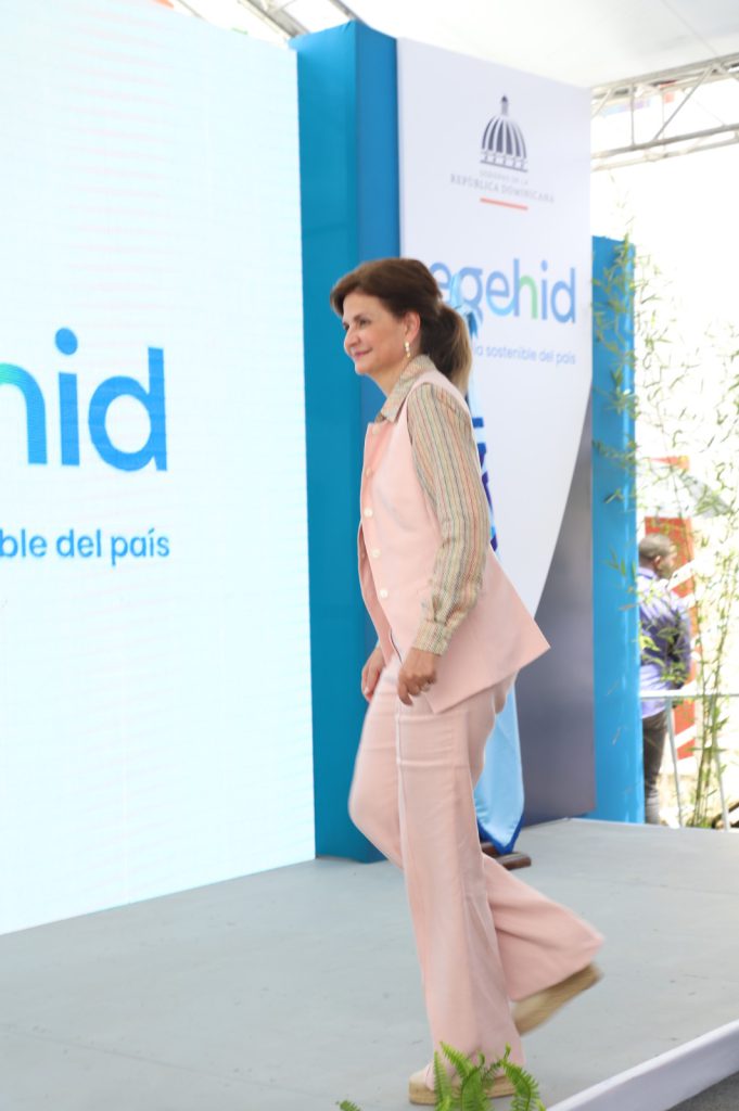 SÁNCHEZ RAMÍREZ (R. Dominicana).- Con la presencia de la vicepresidenta de la República, Raquel Peña, la Empresa de Generación Hidroeléctrica Dominicana (EGEHID) entregó asfaltadas las calles de varios sectores del municipio de Villa la Mata y el distrito municipal de Hernando Alonzo, provincia de Sánchez Ramírez, que conllevaron una inversión de RD$ 551,626,494.13.