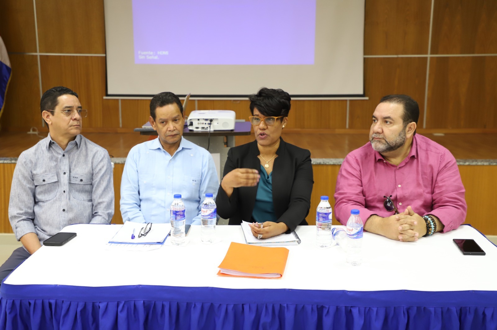LA VEGA (R. Dominicana).- La Empresa de Generación Hidroeléctrica Dominicana (EGEHID) sostuvo un encuentro con la comisión de veeduría del Proyecto de Aprovechamiento Múltiple Río Camú Presa e Hidrobombeo Guaigüí.
