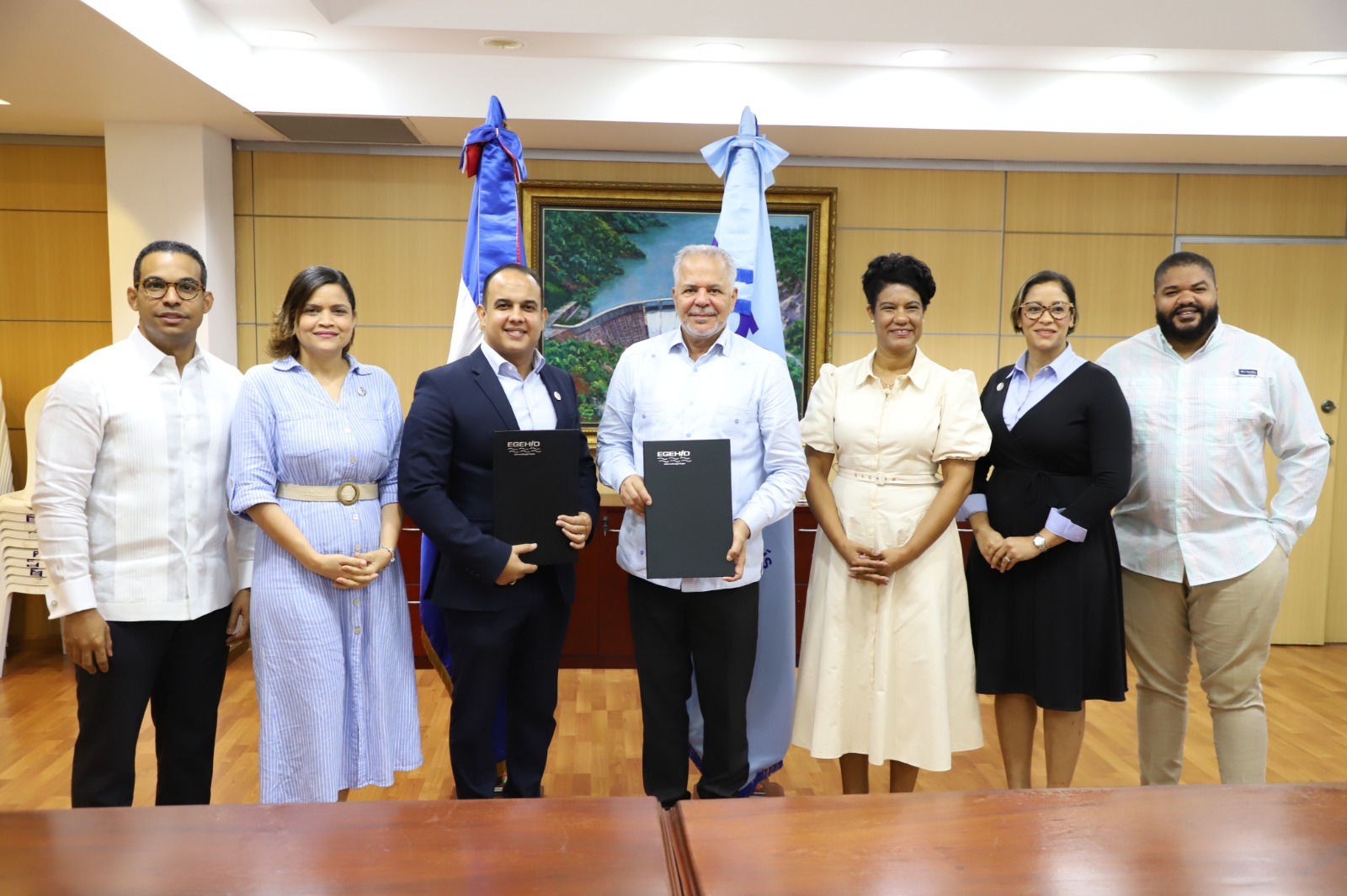 SANTO DOMINGO (R. Dominicana).- Con una contribución de RD$ 2,000,000.00, la Empresa de Generación hidroeléctrica Dominicana (EGEHID) se suma a los auspiciadores de la feria Expo Constitución 2025, que se celebra en San Cristóbal. Mediante la firma de un acuerdo entre el administrador de EGEHID, ingeniero Rafael Salazar, y el presidente de la Cámara de Comercio y Producción de San Cristóbal, Víctor Ramón Montás Pimentel, se concretizó el apoyo. El ingeniero Salazar dijo que se trata de un evento de alta calidad y que el apoyo de EGEHID se enmarca en su Programa de Responsabilidad Social Corporativa con las provincias donde están ubicados los complejos hidroeléctricos, en este caso las hidroeléctricas Jigüey, Aguacate, Valdesia y Las Barías. “Para nosotros es muy importante apoyar un evento como este, porque es un motor para nuestra economía y desarrollo, para que la gente vea cosas positivas de la región sur del país”, agregó. De su lado Montás Pimentel agradeció el espaldarazo de la EGEHID al evento. “Esta feria busca resaltar el músculo económico de la provincia de San Cristóbal y además, que sirva de espacio de capacitación, ruedas de negociaciones, talleres y otros, con delegaciones internacionales, empresas locales, nacionales y el Estado”, dijo. Informó que la Expo Constitución se desarrollará desde el jueves 20 hasta el domingo 23 de noviembre, en el Auditorio Mayor del Instituto Politécnico Loyola. En este marco la presidenta del Consejo de Administración de EGEHID, doctora Rosa Ysabel Ruiz, resaltó que esta versión de Expo Constitución 2025 promete ser un espacio para compartir experiencias emprendedoras, empresariales, culturales y artísticas. Con la firma del convenio se dejó conformado un equipo de veedores integrados por el alcalde municipal, Dionisio de la Rosa; el senador Gustavo Lara Salazar y la gobernadora Pura Casilla.