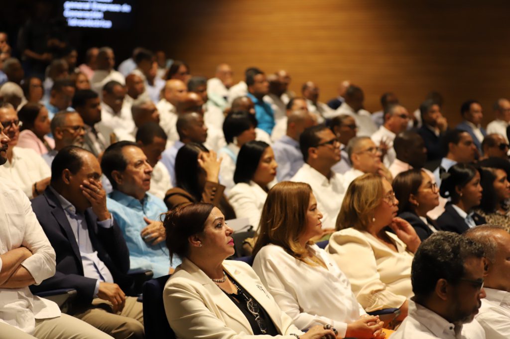 PERAVIA (R. Dominicana).- Representantes empresariales y de organismos multilaterales, autoridades, funcionarios, académicos, dirigentes comunitarios, líderes eclesiales y de la sociedad civil recibieron con entusiasmo el lanzamiento de la propuesta Ruta Azul: un proyecto que promete transformar la vida de los habitantes de la región sur, enfocándose en la potencialización de los atributos de cada territorio, enlazándolos en una visión de desarrollo articulada.  
