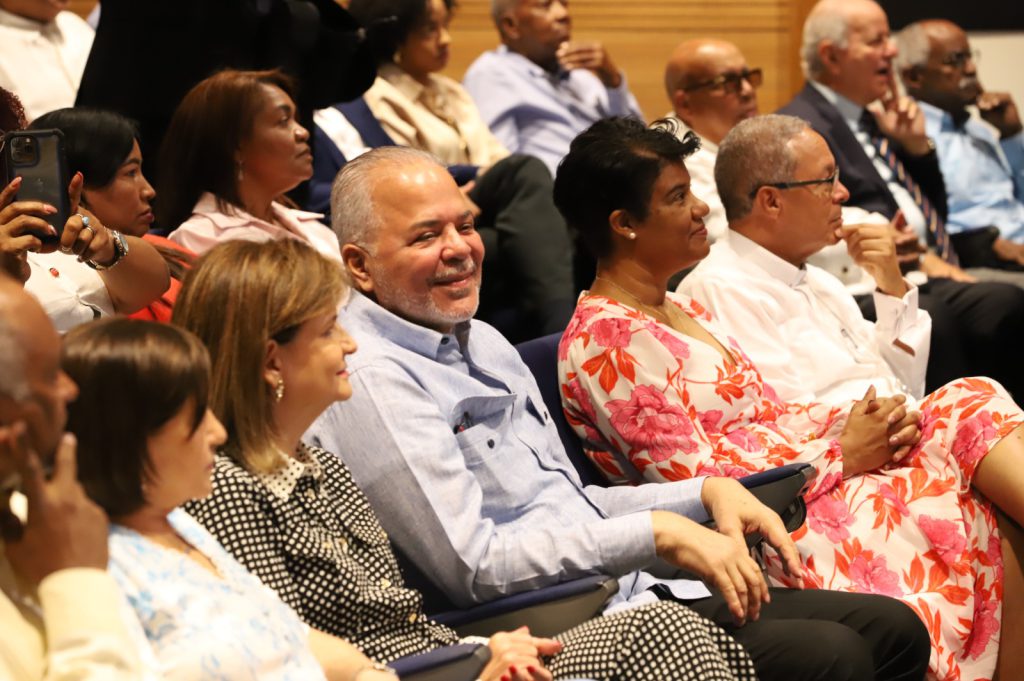 PERAVIA (R. Dominicana).- Representantes empresariales y de organismos multilaterales, autoridades, funcionarios, académicos, dirigentes comunitarios, líderes eclesiales y de la sociedad civil recibieron con entusiasmo el lanzamiento de la propuesta Ruta Azul: un proyecto que promete transformar la vida de los habitantes de la región sur, enfocándose en la potencialización de los atributos de cada territorio, enlazándolos en una visión de desarrollo articulada.  