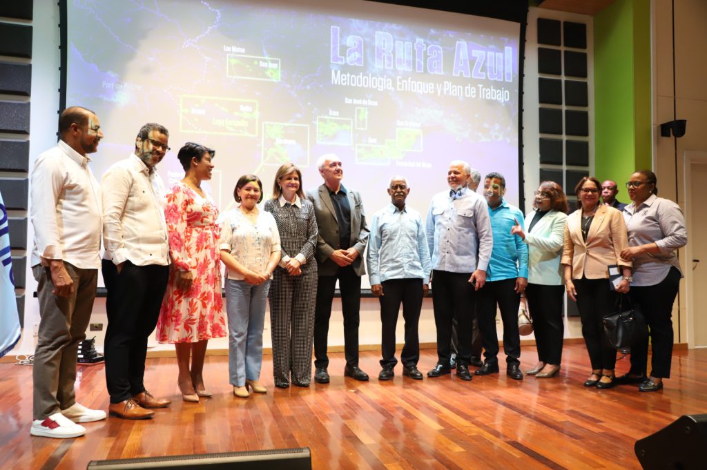 PERAVIA (R. Dominicana).- Representantes empresariales y de organismos multilaterales, autoridades, funcionarios, académicos, dirigentes comunitarios, líderes eclesiales y de la sociedad civil recibieron con entusiasmo el lanzamiento de la propuesta Ruta Azul: un proyecto que promete transformar la vida de los habitantes de la región sur, enfocándose en la potencialización de los atributos de cada territorio, enlazándolos en una visión de desarrollo articulada.  