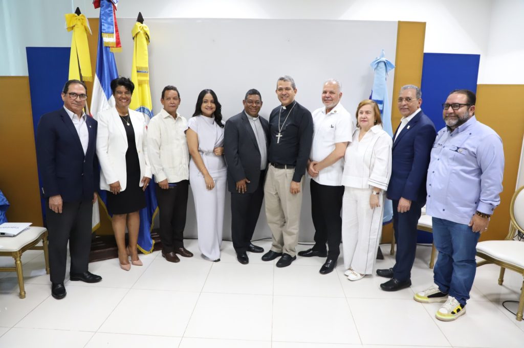 LA VEGA (R. Dominicana). – La Empresa de Generación Hidroeléctrica Dominicana (EGEHID) participó en el panel “Impacto y sostenibilidad del proyecto Presa de Guaigüí: un diálogo entre la academia y la comunidad”, organizado por la Universidad Católica del Cibao (Ucateci), en el cual expertos, autoridades y líderes sociales analizaron la viabilidad, beneficios y retos de esta obra estratégica para el suministro de agua y energía en la provincia de La Vega.