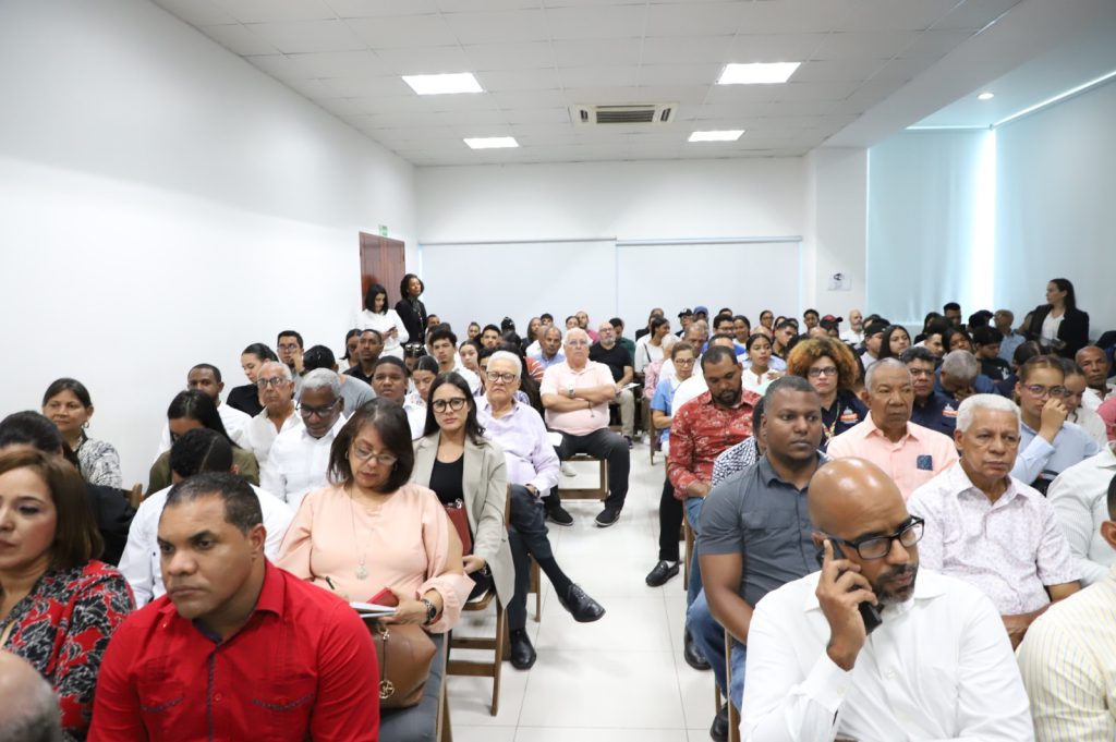 LA VEGA (R. Dominicana). – La Empresa de Generación Hidroeléctrica Dominicana (EGEHID) participó en el panel “Impacto y sostenibilidad del proyecto Presa de Guaigüí: un diálogo entre la academia y la comunidad”, organizado por la Universidad Católica del Cibao (Ucateci), en el cual expertos, autoridades y líderes sociales analizaron la viabilidad, beneficios y retos de esta obra estratégica para el suministro de agua y energía en la provincia de La Vega.