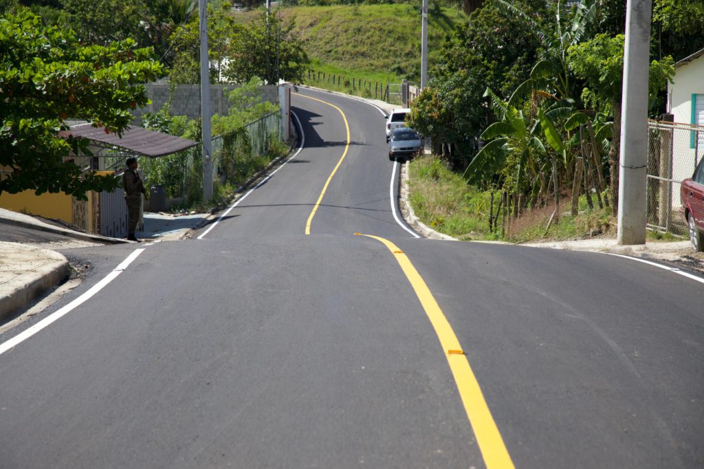 LA VEGA/SANTIAGO (R. Dominicana). - Con la presencia del presidente de la República, Luis Abinader, la Empresa de Generación Hidroeléctrica Dominicana (EGEHID) inauguró calles y carreteras intercomunitarias en el distrito municipal de Tavera (La Vega), Sabaneta (municipio Sabana Iglesia) y Las Charcas (municipio Santiago), por un valor global RD$ 1,025,073,394.94.