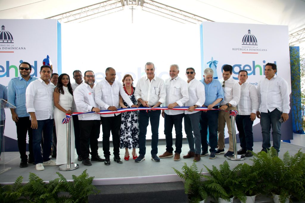 LA VEGA/SANTIAGO (R. Dominicana). - Con la presencia del presidente de la República, Luis Abinader, la Empresa de Generación Hidroeléctrica Dominicana (EGEHID) inauguró calles y carreteras intercomunitarias en el distrito municipal de Tavera (La Vega), Sabaneta (municipio Sabana Iglesia) y Las Charcas (municipio Santiago), por un valor global RD$ 1,025,073,394.94.