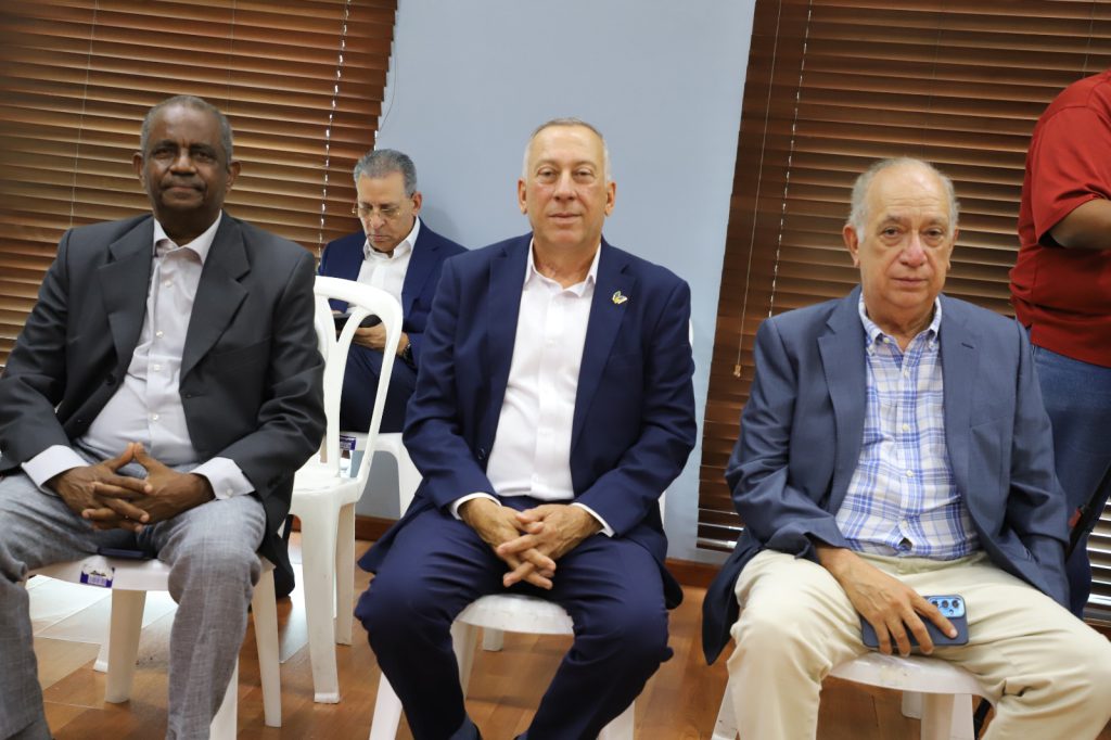 SANTO DOMINGO (R. Dominicana).- La Empresa de Generación Hidroeléctrica Dominicana (EGEHID) y la Cámara de Comercio y Producción de Peravia firmaron un acuerdo interinstitucional para la elaboración del Plan Estratégico de Desarrollo Sostenible (PEDS) 2025-2055, que servirá de hoja de ruta para fomentar el crecimiento económico, social, empresarial, turístico y ambiental de esta provincia del sur del país.