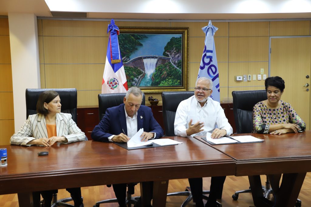 SANTO DOMINGO (R. Dominicana).- La Empresa de Generación Hidroeléctrica Dominicana (EGEHID) y la Cámara de Comercio y Producción de Peravia firmaron un acuerdo interinstitucional para la elaboración del Plan Estratégico de Desarrollo Sostenible (PEDS) 2025-2055, que servirá de hoja de ruta para fomentar el crecimiento económico, social, empresarial, turístico y ambiental de esta provincia del sur del país.