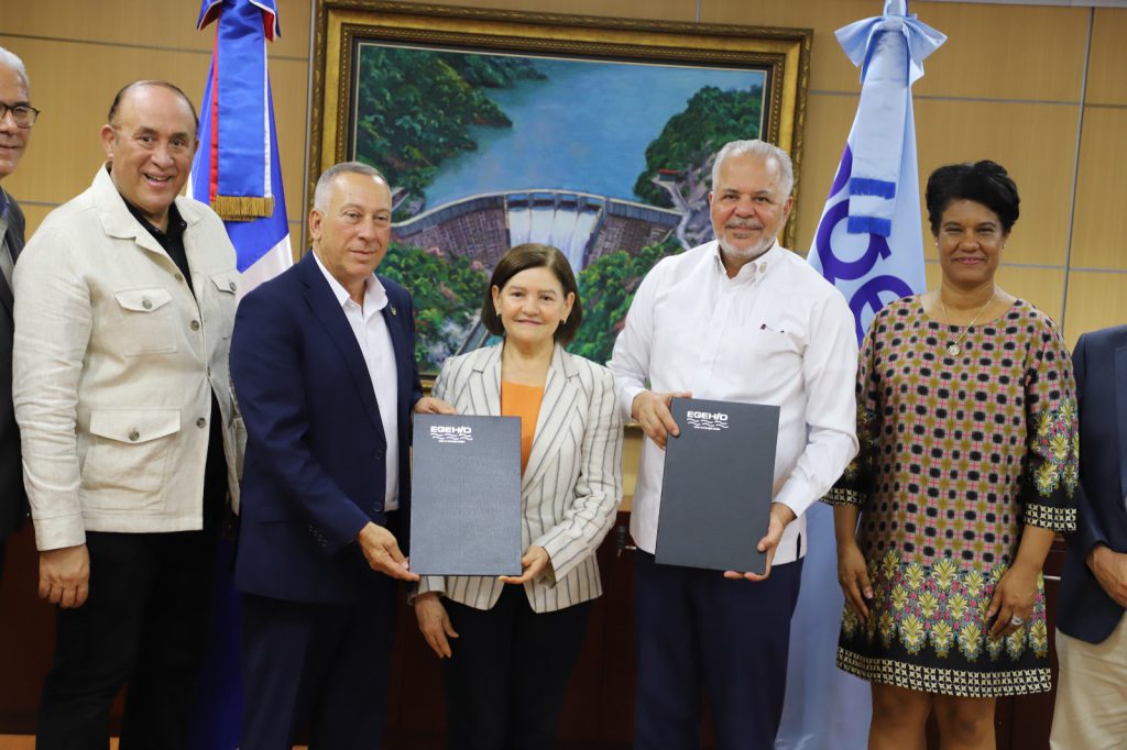 SANTO DOMINGO (R. Dominicana).- La Empresa de Generación Hidroeléctrica Dominicana (EGEHID) y la Cámara de Comercio y Producción de Peravia firmaron un acuerdo interinstitucional para la elaboración del Plan Estratégico de Desarrollo Sostenible (PEDS) 2025-2055, que servirá de hoja de ruta para fomentar el crecimiento económico, social, empresarial, turístico y ambiental de esta provincia del sur del país.