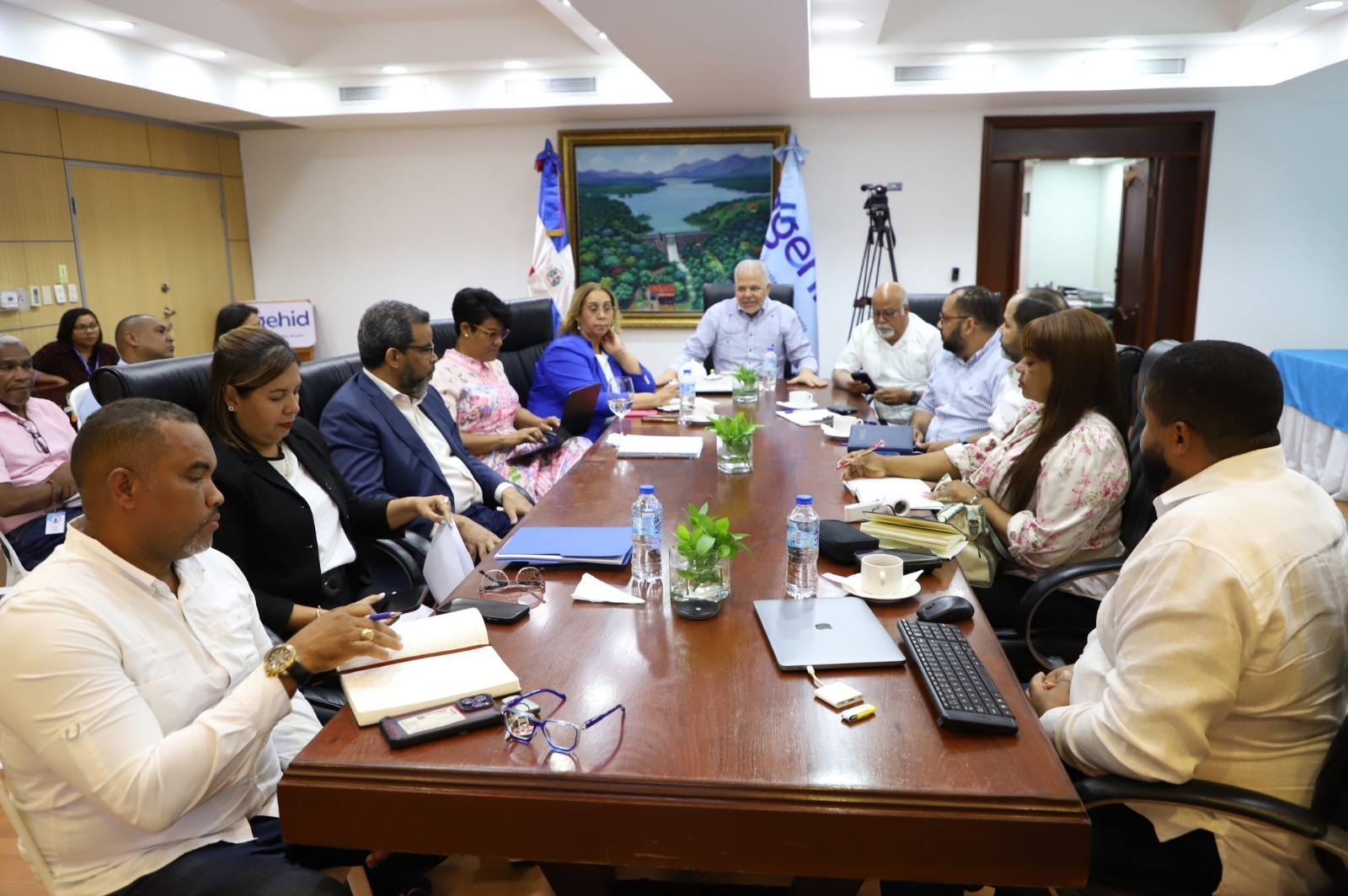 SANTO DOMINGO (R. Dominicana).- La Empresa de Generación Hidroeléctrica Dominicana (EGEHID) sostuvo un encuentro con representantes de distintos sectores de San Cristóbal, en la que presentó los avances del plan de obras viales que impulsa como parte del “Cinturón Verde” de la provincia, una iniciativa respaldada en conceptos modernos de urbanismo, desarrollo industrial y protección medioambiental. El encuentro fue encabezado por el administrador de EGEHID, ingeniero Rafael Salazar, y la presidenta del Consejo de Administración, doctora Rosa Ysabel Ruiz, junto al ingeniero Ángel Tejeda, director de la Unidad de Proyectos y el arquitecto Marcos Barinas. Mientras que en representación de los distintos sectores de San Cristóbal asistieron: la gobernadora Pura Casilla; el padre José Victoriano, rector del Instituto Politécnico Loyola; la directora de la Junta Distrital de Hatillo, Esperanza de Dios Ramírez, y Carlos Salazar, director ejecutivo del Plan Estratégico de Desarrollo de San Cristóbal (PEDSC). El ingeniero Salazar destacó la importancia de estas infraestructuras para la transformación de la ciudad. “Estamos mirando lejos. Estas obras no solo resuelven problemas inmediatos, sino que son estratégicas para el futuro de San Cristóbal. Hemos solicitado que el tramo que va desde el río (río Nigua) hasta la parte norte, pasando por Sainaguá y conectando con la circunvalación, sea incluido en el presupuesto del próximo año. El presidente conoce la importancia de esta obra”, expresó Salazar. El plan de intervenciones conlleva una inversión superior a los RD$10,900 millones. La primera etapa, ya en marcha, se desarrolla con presupuesto de EGEHID, con una inversión estimada de más de RD$4,000 millones, concentrada entre Hatillo y la autopista 6 de Noviembre. Obras impactarán el desarrollo urbano El ingeniero Ángel Tejeda, director de la Unidad de Proyectos de EGEHID para San Cristóbal, explicó que las obras incluyen la ampliación a cuatro carriles de la carretera Sánchez Vieja, en Madre Vieja Sur, con aceras anchas, áreas verdes y conexiones con sectores claves de la ciudad. “Esta es la primera reunión informativa luego de iniciado el proyecto. Queremos compartir lo que se está haciendo y disipar preocupaciones. Estamos trabajando también en la tasación de inmuebles en el área de intervención, con visitas casa por casa por parte de una empresa tasadora junto al equipo social de EGEHID”, informó Tejeda. También propuso la creación de una mesa de coordinación de trabajo para mantener el diálogo abierto con las comunidades. Tejeda señaló que las obras están alineadas con la idea del “Cinturón Verde”, que busca reorganizar la movilidad, incentivar el crecimiento ordenado y crear condiciones para proyectos inmobiliarios y de infraestructura sostenible, como el puente mellizo de Samangola, nuevas rutas de interconexión y espacios públicos. Apoyo del sector empresarial El presidente del Consejo Empresarial de San Cristóbal, Vladimir Ruiz, manifestó el respaldo absoluto del sector privado al proyecto. “Lo presentado aquí da una idea acabada que nosotros como sector empresarial apoyamos. Levantamos con las dos manos lo que tengamos que hacer para atender esa necesidad tan imperiosa de desarrollo vial en San Cristóbal, especialmente por el trancón en la salida y en Madre Vieja. Nos ponemos de manos con ustedes; para las empresas en la carretera Sánchez que requieran socialización, estamos a la mejor disposición. Este proyecto lo abrazamos, lejos de cualquier tema político. Entendemos la urgencia y todo lo que podamos aportar para que avance, lo haremos. Sabemos que arrancaron, y en los tramos más difíciles pueden contar con nosotros: estaremos de la mano con el proyecto” afirmó. En tanto que, la directora de la Junta Distrital de Hatillo expresó inquietudes de los munícipes y propuso una reunión con los comunitarios y posibles afectados con la ampliación de la vía. Proyecciones y conectividad El arquitecto Marcos Barinas indicó que los participantes tienen ahora una comprensión más clara del alcance actual y futuro del proyecto, incluyendo la segunda etapa de Lavapiés, que conectará el puente de Samangola, y una visión de desarrollo inmobiliario con vista hacia la cañada de Nigua. Las obras abarcan también un puente provisional en la cañada de Hatillo, apertura de trochas para nuevas vías, levantamiento de inmuebles en las rutas afectadas y la planificación de un sistema de parques y áreas verdes, dentro de la lógica del “Cinturón Verde” para mejorar la calidad de vida y sostenibilidad urbana.