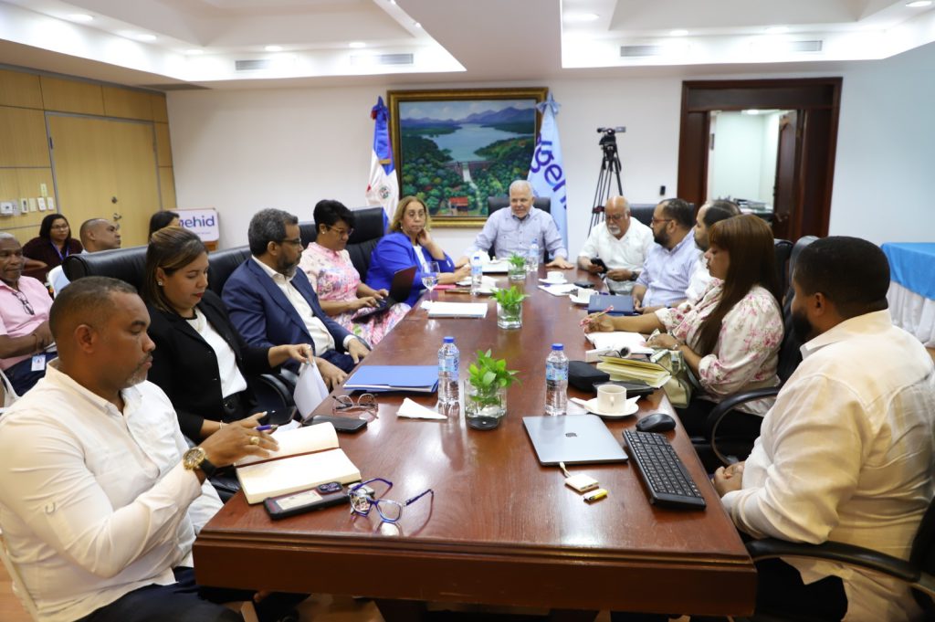 La Empresa de Generación Hidroeléctrica Dominicana (EGEHID) sostuvo un encuentro con representantes de distintos sectores de San Cristóbal, en la que presentó los avances del plan de obras viales que impulsa como parte del “Cinturón Verde” de la provincia, una iniciativa respaldada en conceptos modernos de urbanismo, desarrollo industrial y protección medioambiental.
