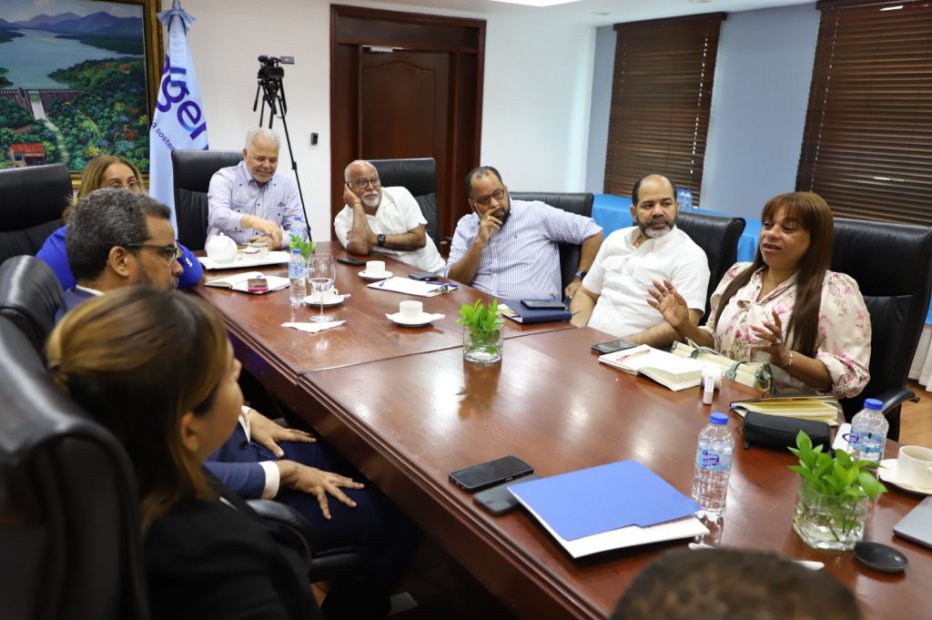 La Empresa de Generación Hidroeléctrica Dominicana (EGEHID) sostuvo un encuentro con representantes de distintos sectores de San Cristóbal, en la que presentó los avances del plan de obras viales que impulsa como parte del “Cinturón Verde” de la provincia, una iniciativa respaldada en conceptos modernos de urbanismo, desarrollo industrial y protección medioambiental.