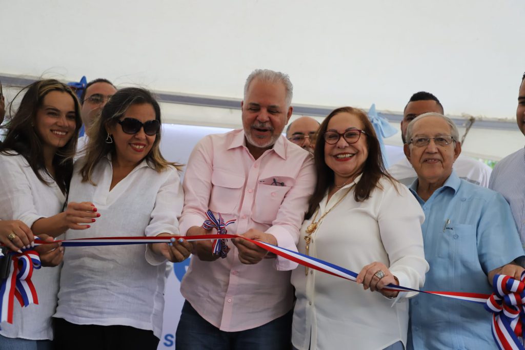 SANTIAGO (R.Dominicana).- La Empresa de Generación Hidroeléctrica Dominicana (EGEHID) entregó reconstruida y asfaltada la carretera El Flaire-Yerba de Culebra, en el municipio de Sabana Iglesia, provincia de Santiago, una obra de alto impacto para la población, que de inmediato percibe una mejoría de la calidad de vida.