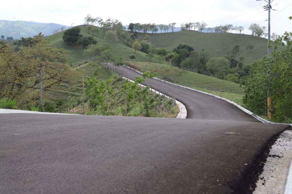 SANTIAGO (R.Dominicana).- La Empresa de Generación Hidroeléctrica Dominicana (EGEHID) entregó reconstruida y asfaltada la carretera El Flaire-Yerba de Culebra, en el municipio de Sabana Iglesia, provincia de Santiago, una obra de alto impacto para la población, que de inmediato percibe una mejoría de la calidad de vida.