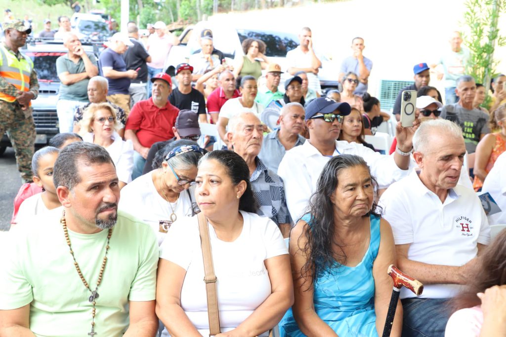 SANTIAGO (R.Dominicana).- La Empresa de Generación Hidroeléctrica Dominicana (EGEHID) entregó reconstruida y asfaltada la carretera El Flaire-Yerba de Culebra, en el municipio de Sabana Iglesia, provincia de Santiago, una obra de alto impacto para la población, que de inmediato percibe una mejoría de la calidad de vida.
