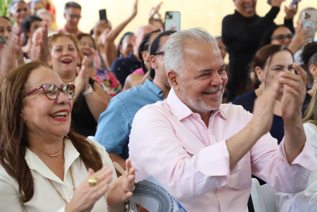SANTIAGO (R.Dominicana).- La Empresa de Generación Hidroeléctrica Dominicana (EGEHID) entregó reconstruida y asfaltada la carretera El Flaire-Yerba de Culebra, en el municipio de Sabana Iglesia, provincia de Santiago, una obra de alto impacto para la población, que de inmediato percibe una mejoría de la calidad de vida.