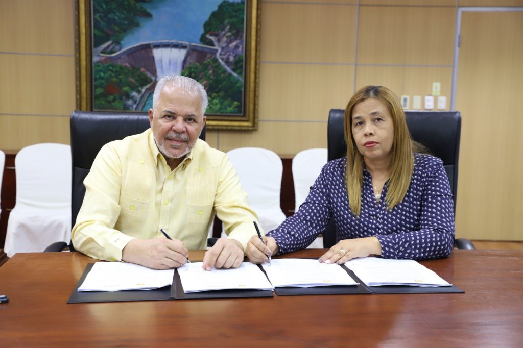 SANTO DOMINGO (R. Dominicana).- La Empresa de Generación Hidroeléctrica Dominicana (EGEHID) y la Junta Municipal de Matayaya (San Juan) firmaron un acuerdo para la terminación de un cuartel policial en esa localidad.
El acuerdo fue firmado por el administrador de EGEHID, ingeniero Rafael Salazar y la directora de la Junta Distrital de Matayaya, Eva Joselia Aybar Fortuna.
