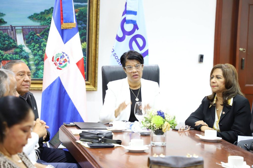 SANTO DOMINGO (R. Dominicana).- La Empresa de Generación hidroeléctrica Dominicana (EGEHID) y representantes de organizaciones, empresas e instituciones locales de la provincia de Sánchez Ramírez firmaron el “Protocolo provisional para uso recreativo, comercial y turístico del espacio acuático y zonas colindantes del lago de la presa de Hatillo”.
