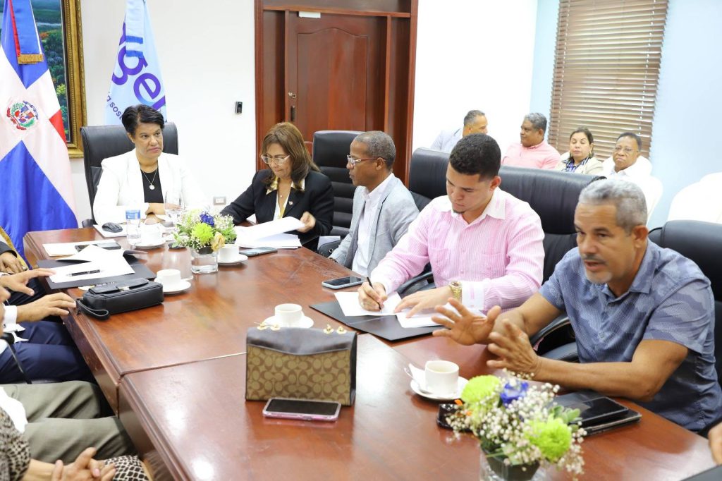 SANTO DOMINGO (R. Dominicana).- La Empresa de Generación hidroeléctrica Dominicana (EGEHID) y representantes de organizaciones, empresas e instituciones locales de la provincia de Sánchez Ramírez firmaron el “Protocolo provisional para uso recreativo, comercial y turístico del espacio acuático y zonas colindantes del lago de la presa de Hatillo”.