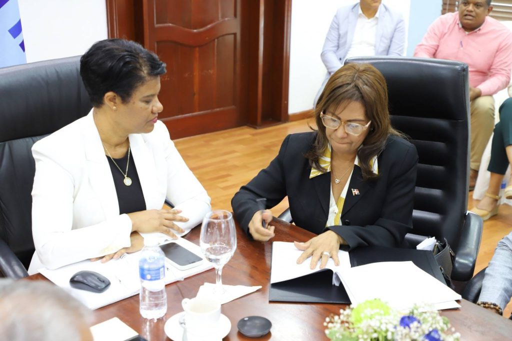 SANTO DOMINGO (R. Dominicana).- La Empresa de Generación hidroeléctrica Dominicana (EGEHID) y representantes de organizaciones, empresas e instituciones locales de la provincia de Sánchez Ramírez firmaron el “Protocolo provisional para uso recreativo, comercial y turístico del espacio acuático y zonas colindantes del lago de la presa de Hatillo”.