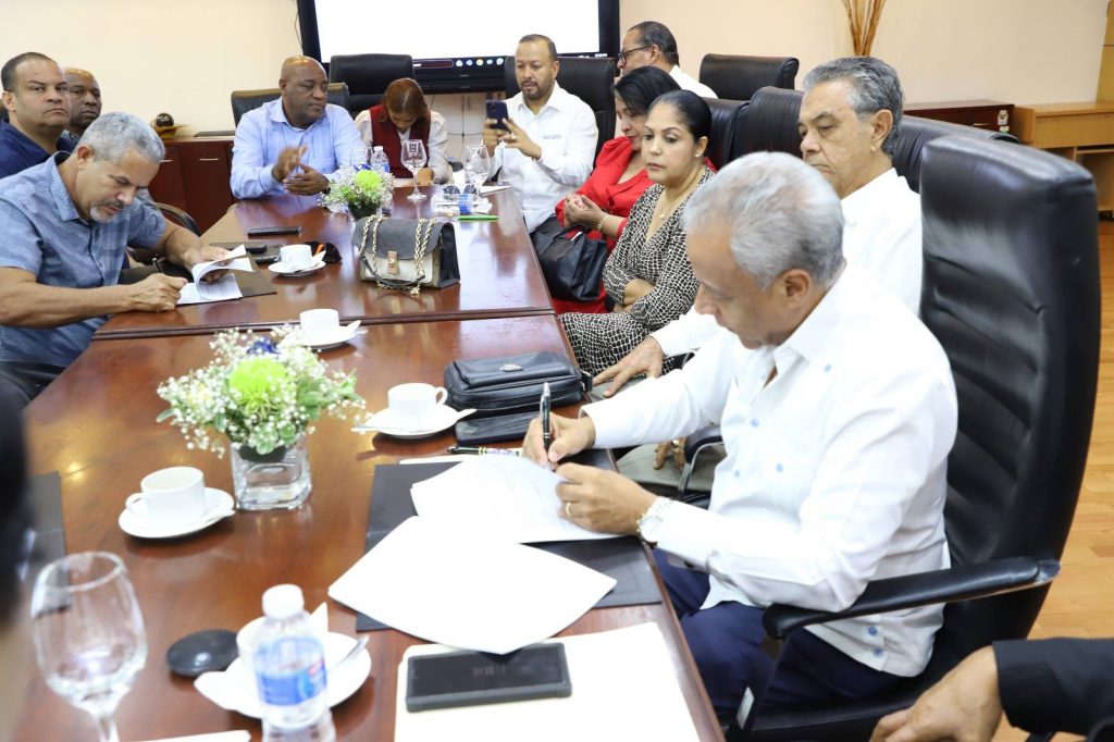 SANTO DOMINGO (R. Dominicana).- La Empresa de Generación hidroeléctrica Dominicana (EGEHID) y representantes de organizaciones, empresas e instituciones locales de la provincia de Sánchez Ramírez firmaron el “Protocolo provisional para uso recreativo, comercial y turístico del espacio acuático y zonas colindantes del lago de la presa de Hatillo”.