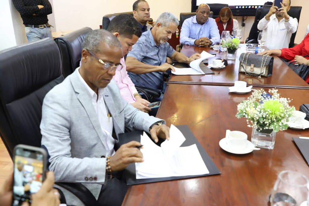 SANTO DOMINGO (R. Dominicana).- La Empresa de Generación hidroeléctrica Dominicana (EGEHID) y representantes de organizaciones, empresas e instituciones locales de la provincia de Sánchez Ramírez firmaron el “Protocolo provisional para uso recreativo, comercial y turístico del espacio acuático y zonas colindantes del lago de la presa de Hatillo”.