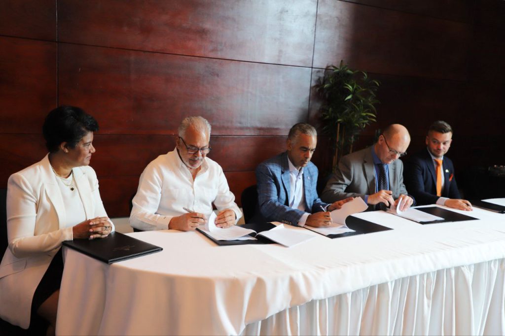 SANTO DOMINGO (R. Dominicana).- *Swedfund International AB* , institución financiera de desarrollo del Reino de Suecia, subvencionará los estudios diagnósticos para la rehabilitación, repotenciación y modernización de las *centrales hidroeléctricas Aguacate y Río Blanco* , a través de una cooperación no reembolsable de 6,000,000 de coronas suecas, equivalentes a unos 635,000 dólares.