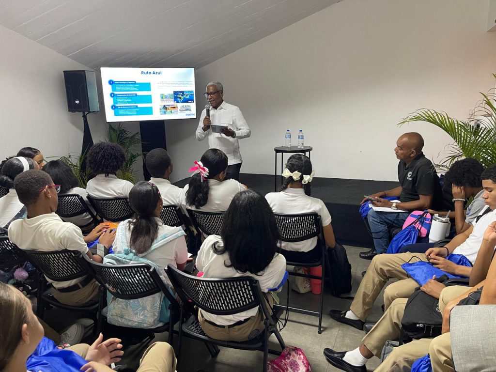 SANTO DOMINGO (R. Dominicana).- En el marco de la Ruta Educativa que se celebra en la versión 27 de la Feria Internacional del Libro Santo Domingo (FILSD 2025), la Empresa de Generación Hidroeléctrica (EGEHID) ofreció una charla a los estudiantes del Centro Educativo en Arte Fabio Amable Mota, de Los Mina.