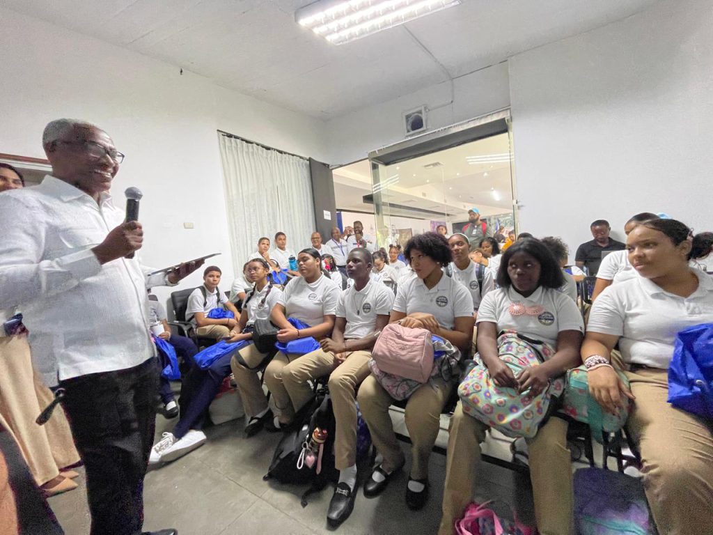 SANTO DOMINGO (R. Dominicana).- En el marco de la Ruta Educativa que se celebra en la versión 27 de la Feria Internacional del Libro Santo Domingo (FILSD 2025), la Empresa de Generación Hidroeléctrica (EGEHID) ofreció una charla a los estudiantes del Centro Educativo en Arte Fabio Amable Mota, de Los Mina.
Con el tema Agua, Energía y Vida, el especialista en responsabilidad Social de EGEHID, Jalinton Reyes, y la encargada de Formación Continua, Zuleidy Valerio explicaron a los estudiantes el papel que desempeña la empresa estatal en la producción de energía renovable sin dañar el medioambiente.
Reyes centró su participación en explicar al auditorio el proyecto Ruta Azul, que impulsa la EGEHID, con el cual se promueve la transformación de la región sur del país a través de la ejecución de diversas obras de infraestructura, que incluyen carreteras, hospitales, puentes, etc., a cargo de los sectores público y privado.
Mientras que Valerio se enfocó en el cuidado del agua y cómo EGEHID produce energía eléctrica limpia haciendo uso del preciado líquido.
De igual forma expusieron aspectos del Master Plan de EGEHID, el cual recoge las obras priorizadas de la institución, entre ellas los proyectos de hidrobombeo de Guaigüí (La Vega), Sabaneta (San Juan) y Las Placetas (Santiago), así como la construcción de varias presas y la repotenciación de las centrales hidroeléctricas.