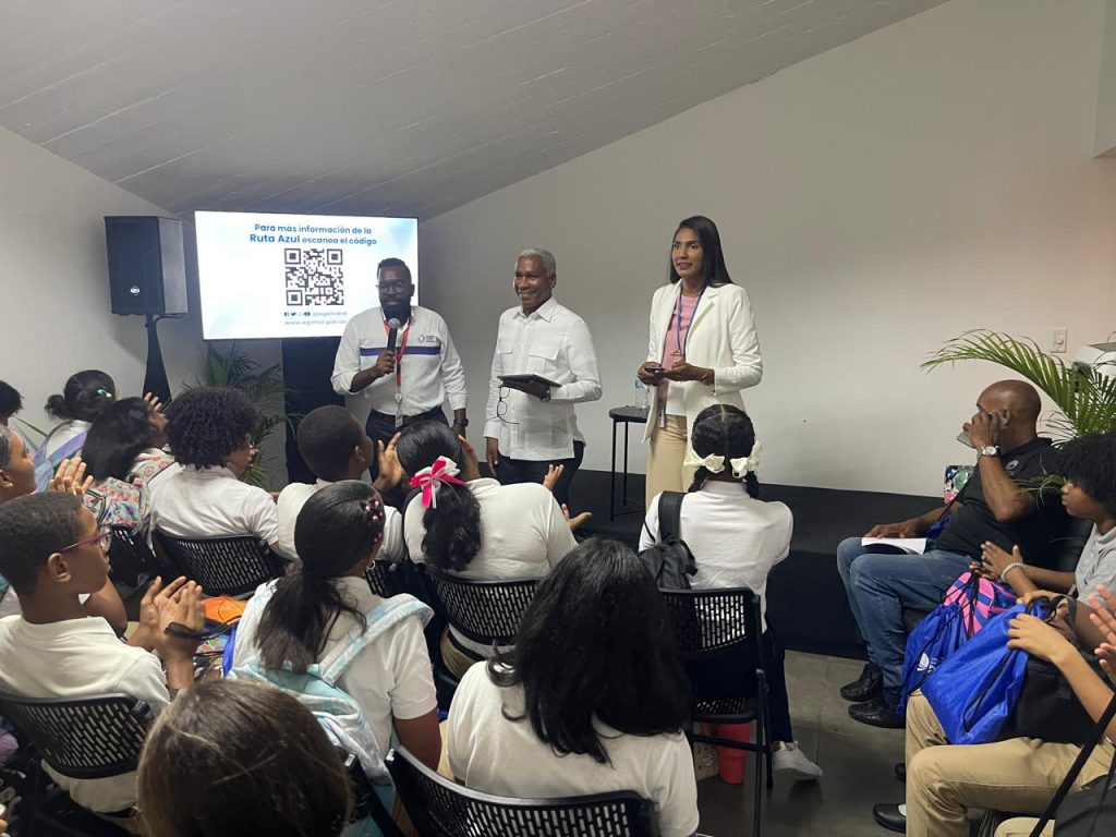 SANTO DOMINGO (R. Dominicana).- En el marco de la Ruta Educativa que se celebra en la versión 27 de la Feria Internacional del Libro Santo Domingo (FILSD 2025), la Empresa de Generación Hidroeléctrica (EGEHID) ofreció una charla a los estudiantes del Centro Educativo en Arte Fabio Amable Mota, de Los Mina.
