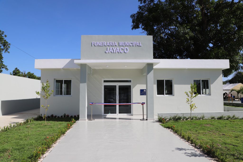 MONSEÑOR NOUEL (R. Dominicana).- La Empresa de Generación Hidroeléctrica Dominicana (EGEHID) inauguró una funeraria comunitaria en el distrito municipal de Jayaco, en Bonao, provincia de Monseñor Nouel.