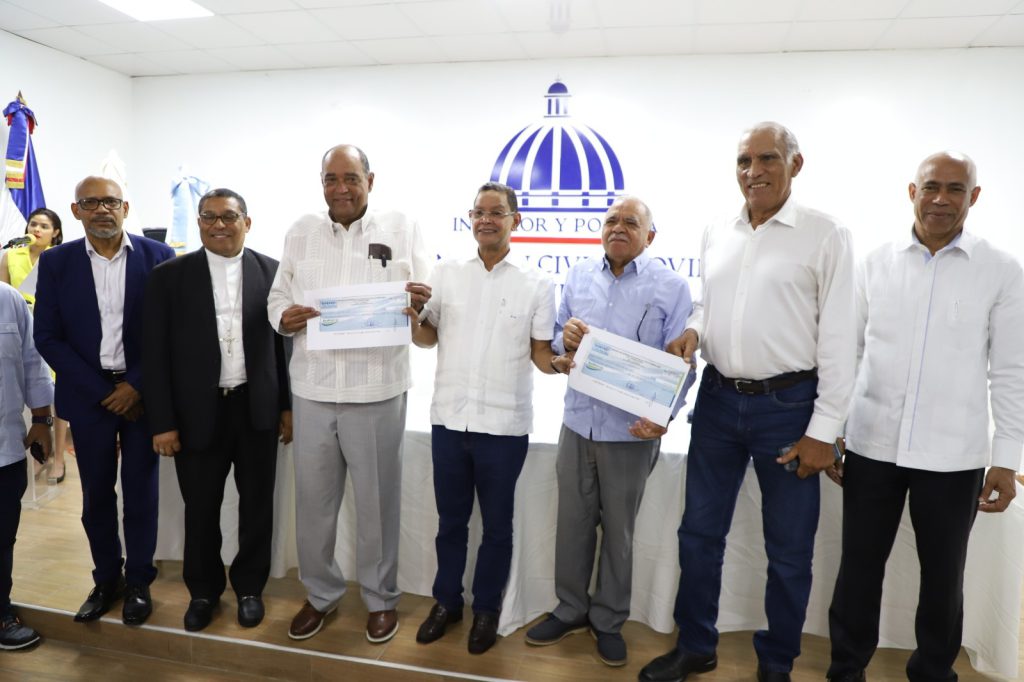 SAN JUAN (R. Dominicana). – La Empresa de Generación Hidroeléctrica Dominicana (EGEHID) entregó una primera partida de RD$ 33.5 millones, de un monto global de RD$128,561,623.97 que destinará al proyecto de recuperación de la subcuenca de la presa Sabaneta, perteneciente a la cuenca del río San Juan.