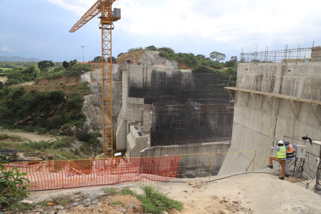 SANTIAGO RODRÍGUEZ (R. Dominicana).- Los trabajos de construcción de la presa Boca de los Ríos, que ejecuta la Empresa de Generación Hidroeléctrica Dominicana (EGEHID), se encuentran en un 74% de ejecución y se espera que a final de año 2025 alcancen el 85%.