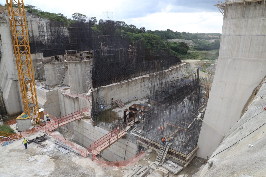 SANTIAGO RODRÍGUEZ (R. Dominicana).- Los trabajos de construcción de la presa Boca de los Ríos, que ejecuta la Empresa de Generación Hidroeléctrica Dominicana (EGEHID), se encuentran en un 74% de ejecución y se espera que a final de año 2025 alcancen el 85%.