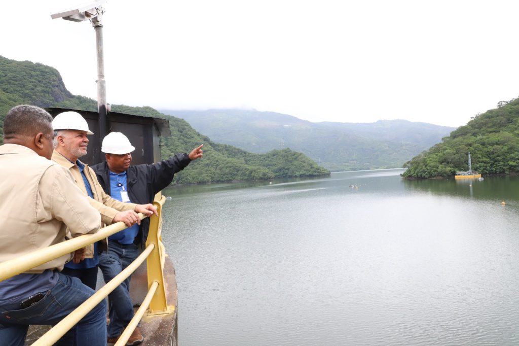 SAN CRISTÓBAL (R. Dominicana).- El administrador de la Empresa de Generación Hidroeléctrica Dominicana (EGEHID), ingeniero Rafael Salazar, recorrió las presas de Valdesia, Aguacate y el Contraembalse Las Barías para revisar el manejo de estos sistemas, a propósito de las lluvias provocadas por la tormenta tropical Melissa, ahora convertida en huracán.