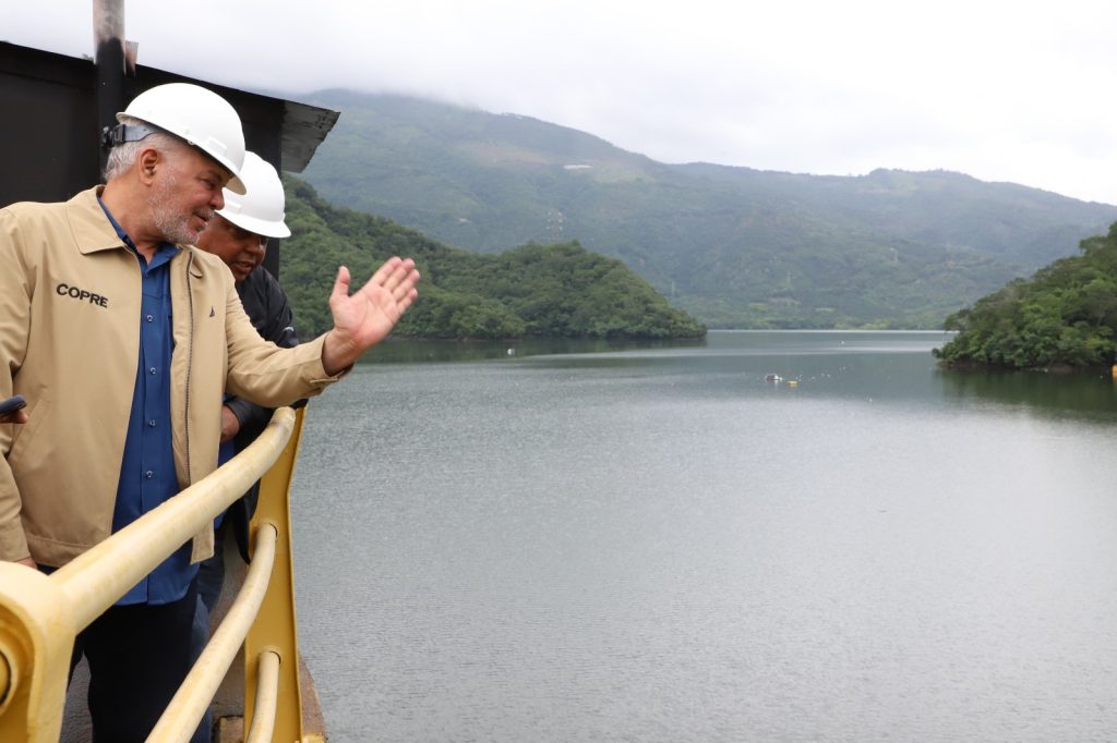 SAN CRISTÓBAL (R. Dominicana).- El administrador de la Empresa de Generación Hidroeléctrica Dominicana (EGEHID), ingeniero Rafael Salazar, recorrió las presas de Valdesia, Aguacate y el Contraembalse Las Barías para revisar el manejo de estos sistemas, a propósito de las lluvias provocadas por la tormenta tropical Melissa, ahora convertida en huracán.