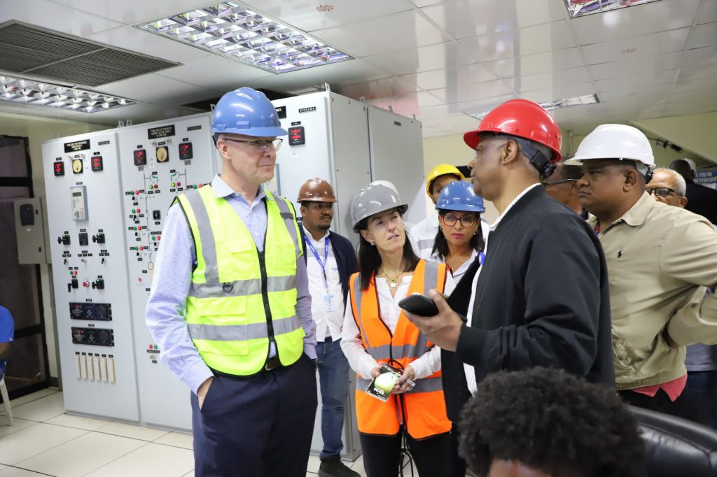SANTO DOMINGO (R. Dominicana).- La Empresa de Generación Hidroeléctrica Dominicana (EGEHID) recibió en su sede a una delegación de la entidad Swed Fund de Suecia, en el marco de un acuerdo de colaboración para el proyecto de repotenciación y modernización de las principales centrales hidroeléctricas del país.