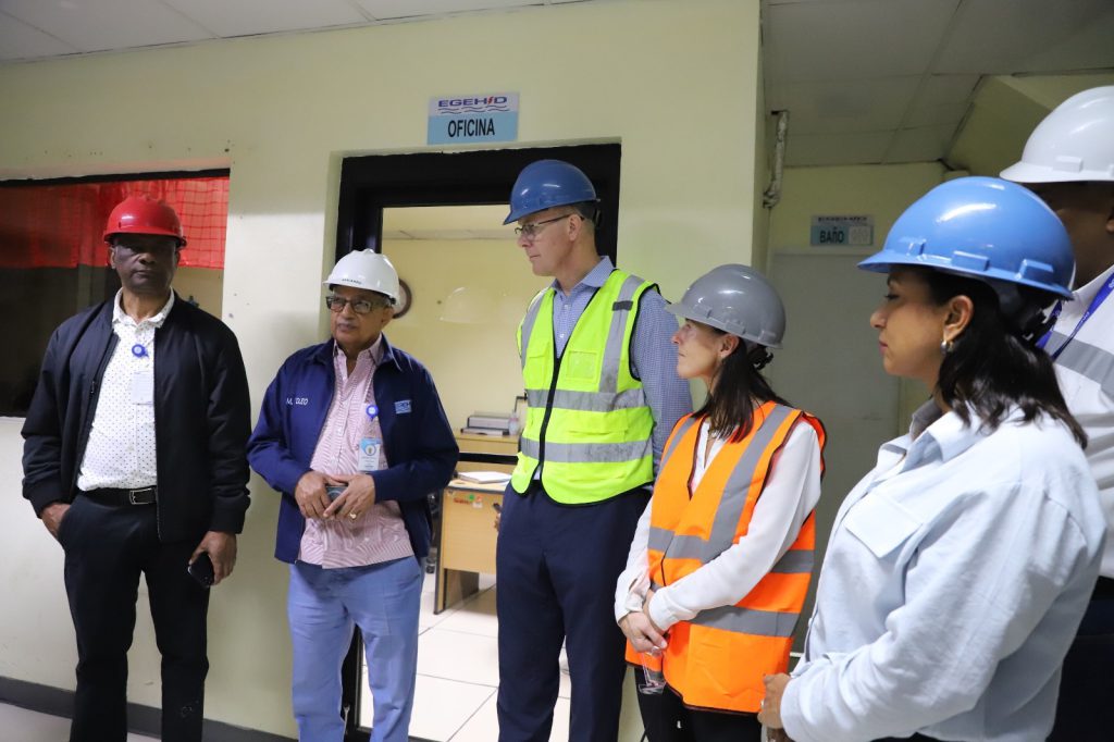 SANTO DOMINGO (R. Dominicana).- La Empresa de Generación Hidroeléctrica Dominicana (EGEHID) recibió en su sede a una delegación de la entidad Swed Fund de Suecia, en el marco de un acuerdo de colaboración para el proyecto de repotenciación y modernización de las principales centrales hidroeléctricas del país.