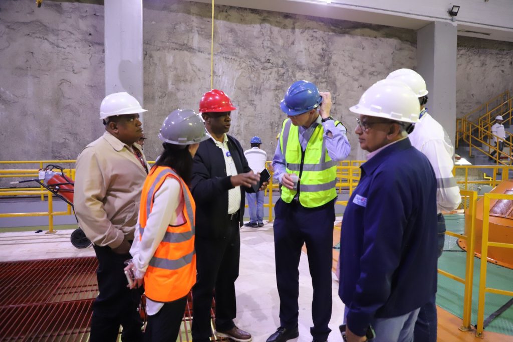 SANTO DOMINGO (R. Dominicana).- La Empresa de Generación Hidroeléctrica Dominicana (EGEHID) recibió en su sede a una delegación de la entidad Swed Fund de Suecia, en el marco de un acuerdo de colaboración para el proyecto de repotenciación y modernización de las principales centrales hidroeléctricas del país.