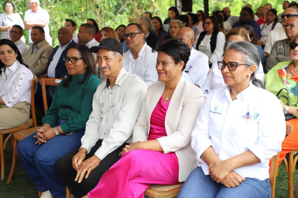 MONSEÑOR NOUEL (R. Dominicana).- Con el apoyo de la Empresa de Generación Hidroeléctrica Dominicana (EGEHID), la Fundación Popular y la Federación de Campesinos Hacia el Progreso (FCHP) el Instituto Nacional de Formación Técnico Profesional (INFOTEP), inauguró el Centro de Formación Integral Río Yuna, en la comunidad de Blanco, provincia de Monseñor Nouel.
El Centro Yuna ofrecerá programas formativos dirigidos a jóvenes y adultos, con énfasis en medios de vida sostenibles, capacitación técnica, producción agropecuaria y prácticas agroecológicas.
