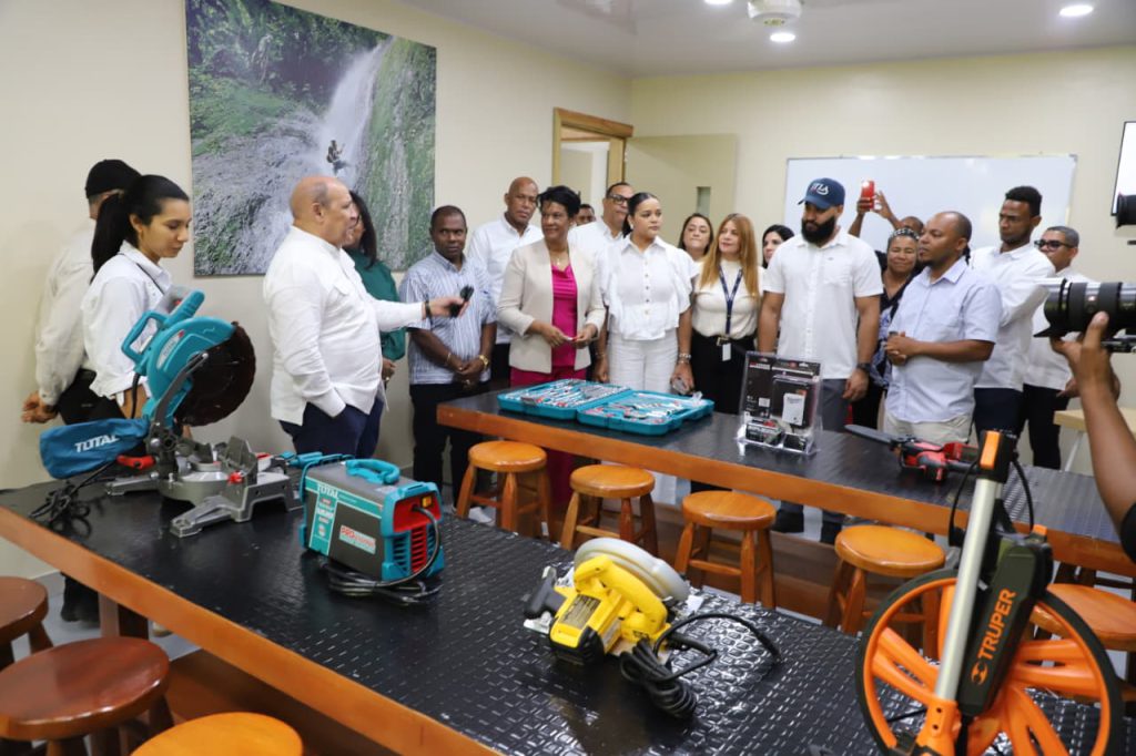 MONSEÑOR NOUEL (R. Dominicana).- Con el apoyo de la Empresa de Generación Hidroeléctrica Dominicana (EGEHID), la Fundación Popular y la Federación de Campesinos Hacia el Progreso (FCHP) el Instituto Nacional de Formación Técnico Profesional (INFOTEP), inauguró el Centro de Formación Integral Río Yuna, en la comunidad de Blanco, provincia de Monseñor Nouel.
El Centro Yuna ofrecerá programas formativos dirigidos a jóvenes y adultos, con énfasis en medios de vida sostenibles, capacitación técnica, producción agropecuaria y prácticas agroecológicas.