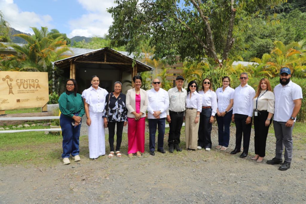 MONSEÑOR NOUEL (R. Dominicana).- Con el apoyo de la Empresa de Generación Hidroeléctrica Dominicana (EGEHID), la Fundación Popular y la Federación de Campesinos Hacia el Progreso (FCHP) el Instituto Nacional de Formación Técnico Profesional (INFOTEP), inauguró el Centro de Formación Integral Río Yuna, en la comunidad de Blanco, provincia de Monseñor Nouel.
El Centro Yuna ofrecerá programas formativos dirigidos a jóvenes y adultos, con énfasis en medios de vida sostenibles, capacitación técnica, producción agropecuaria y prácticas agroecológicas.