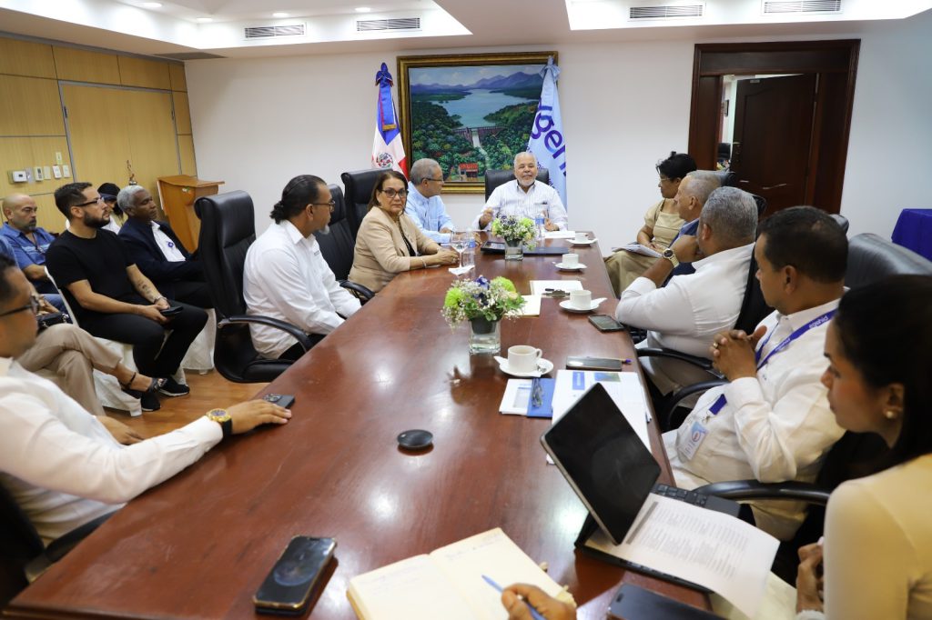SANTO DOMINGO (R. Dominicana).- La Empresa de Generación Hidroeléctrica Dominicana (EGEHID) conformó el Comité de Veedores del Proyecto Hidroeléctrico La Gina, con una amplia representación de distintos sectores y comunidades de la provincia de Peravia, entre ellos el obispo de la Diócesis de Baní, monseñor Faustino Burgos.