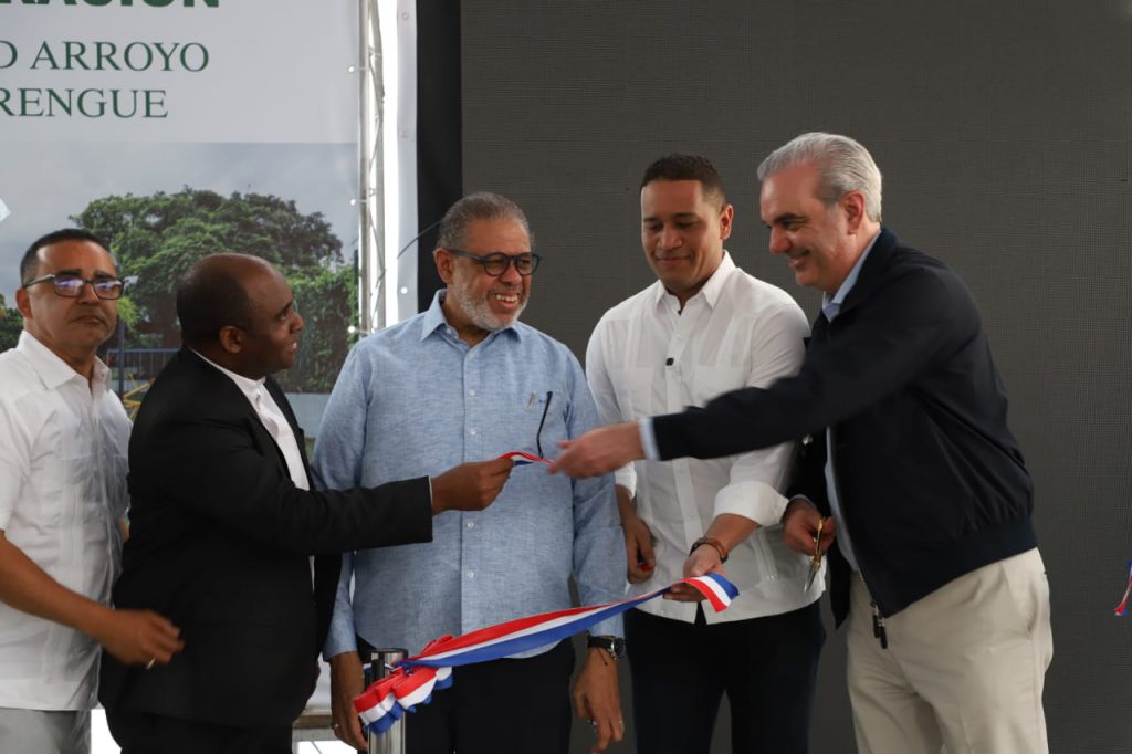 SAN JUAN (R. Dominicana).- El presidente de la República, Luis Abinader, entregó al municipio de San Juan de la Maguana el anhelado Bulevar Tenguerengue, en cuya obra EGEHID aportó la verja perimetral, de 6.6 kilómetros de longitud, aceras, puertas de acceso al bulevar y embellecimiento de las áreas, con base en un acuerdo con la Alcaldía y la Gobernación Provincial.