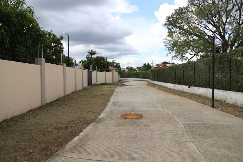 SAN JUAN (R. Dominicana).- El presidente de la República, Luis Abinader, entregó al municipio de San Juan de la Maguana el anhelado Bulevar Tenguerengue, en cuya obra EGEHID aportó la verja perimetral, de 6.6 kilómetros de longitud, aceras, puertas de acceso al bulevar y embellecimiento de las áreas, con base en un acuerdo con la Alcaldía y la Gobernación Provincial.