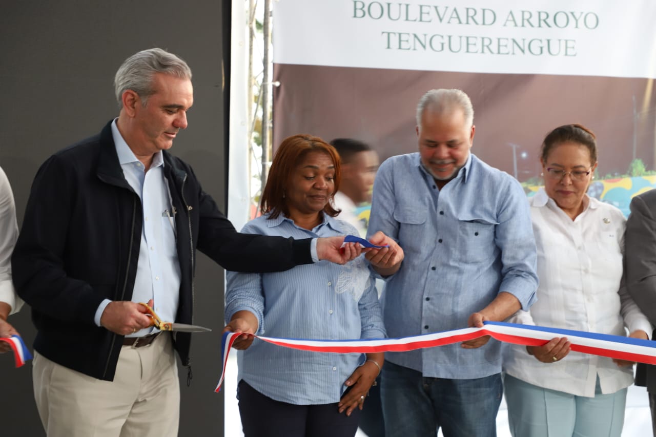 SAN JUAN (R. Dominicana).- El presidente de la República, Luis Abinader, entregó al municipio de San Juan de la Maguana el anhelado Bulevar Tenguerengue, en cuya obra EGEHID aportó la verja perimetral, de 6.6 kilómetros de longitud, aceras, puertas de acceso al bulevar y embellecimiento de las áreas, con base en un acuerdo con la Alcaldía y la Gobernación Provincial.