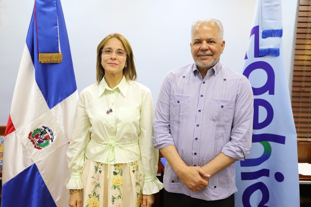 SANTO DOMINGO (R. Dominicana).- El administrador general de la Empresa de Generación Hidroeléctrica Dominicana (EGEHID), ingeniero Rafael Salazar y la presidenta del Consejo Directivo, doctora Rosa Ysabel Ruiz, sostuvieron un productivo encuentro con la embajadora dominicana en Portugal, Patricia Villegas.