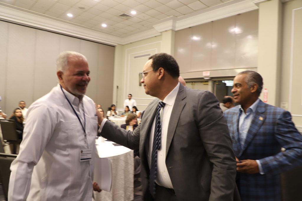 SANTO DOMINGO (R. Dominicana).- El administrador de la Empresa de Generación Hidroeléctrica Dominicana (EGEHID), ingeniero Rafael Salazar, presentó el Máster Plan EGEHID 2028 como el buque insignia de la institución, en la apertura de la primera edición de la Cumbre de Energía de Latinoamérica, que se celebra en el país.