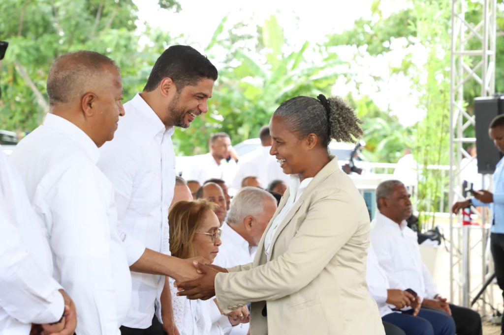 SAN CRISTÓBAL (R. Dominicana).- El presidente de la República, Luis Abinader, dejó inaugurada la carretera que enlaza las comunidades de Sabana Toro y La Rosa, en San Cristóbal, cuya reconstrucción conllevó una inversión de RD$ RD$ 200,982,601.80.